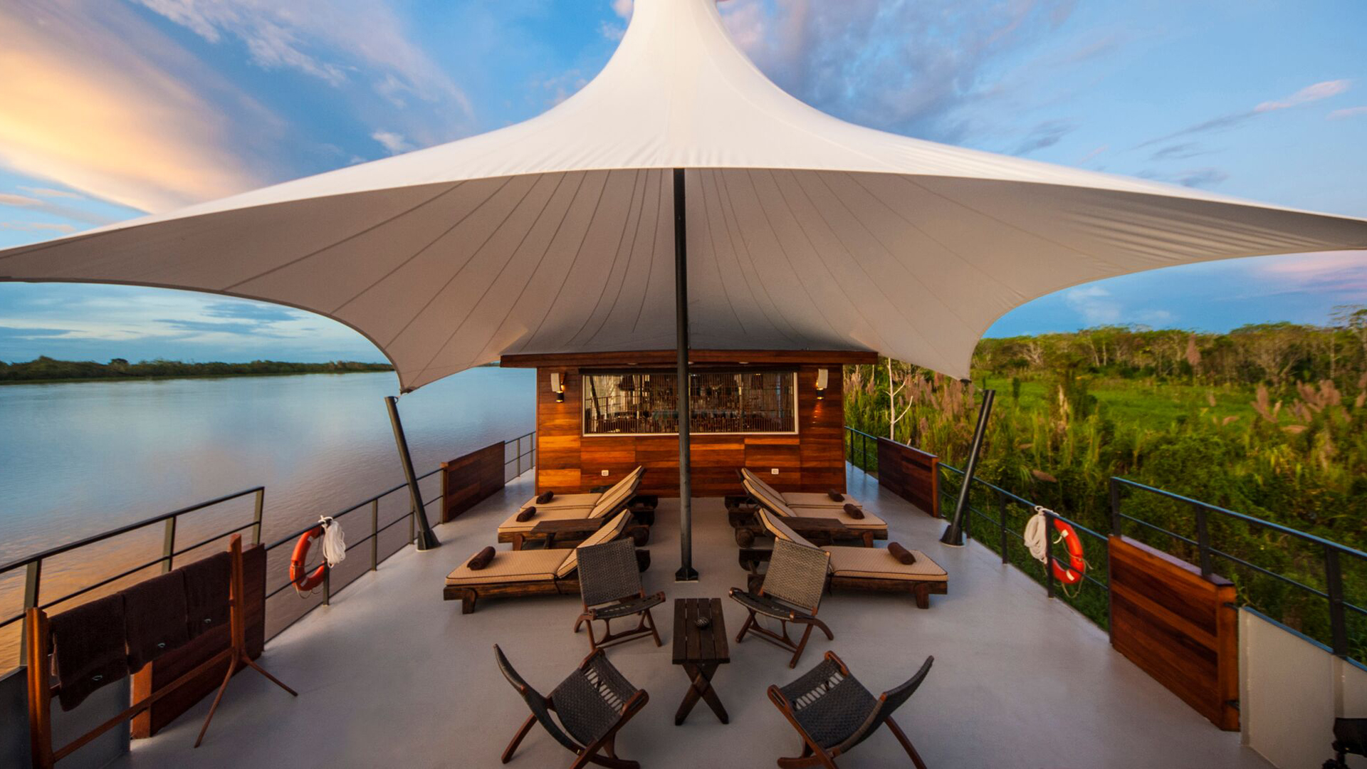 deck lounge .jpg