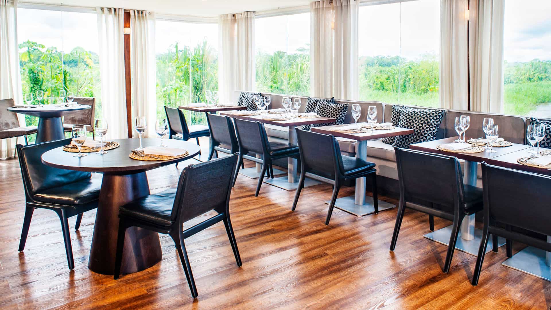 dining saloon.jpg