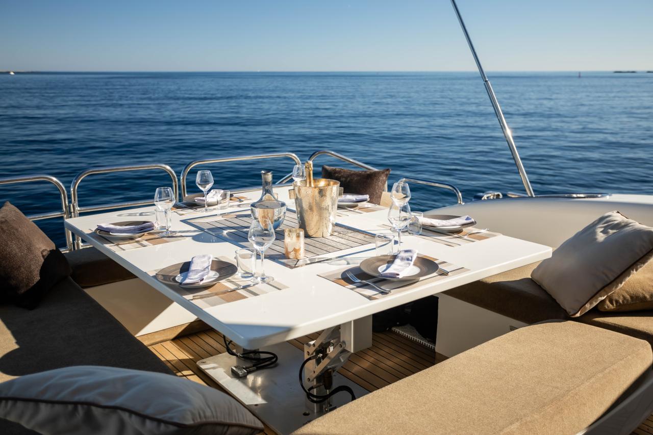 dining set up al fresco.jpg