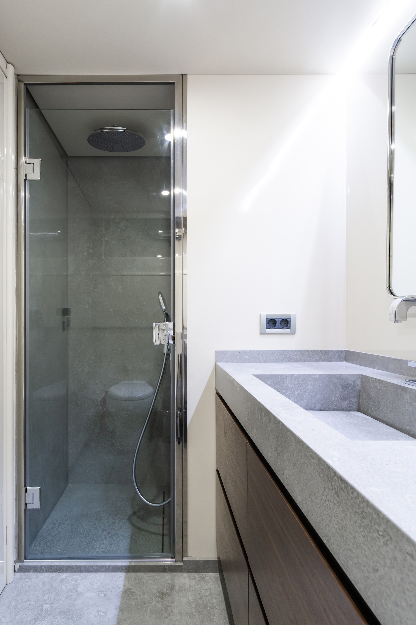 doubel cabin - bathroom .jpg