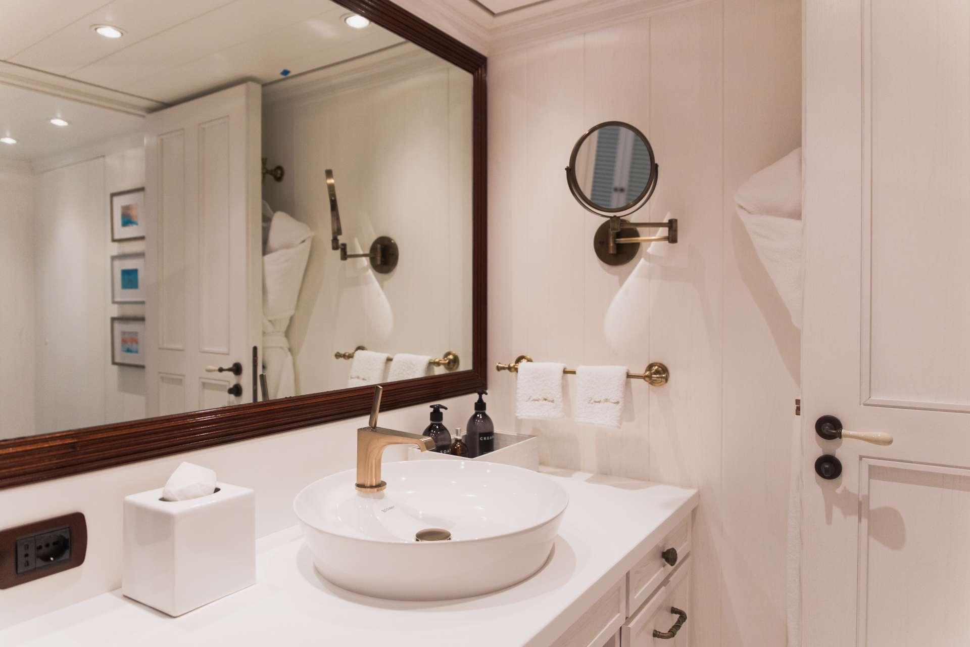 ensiote bathroom .jpg
