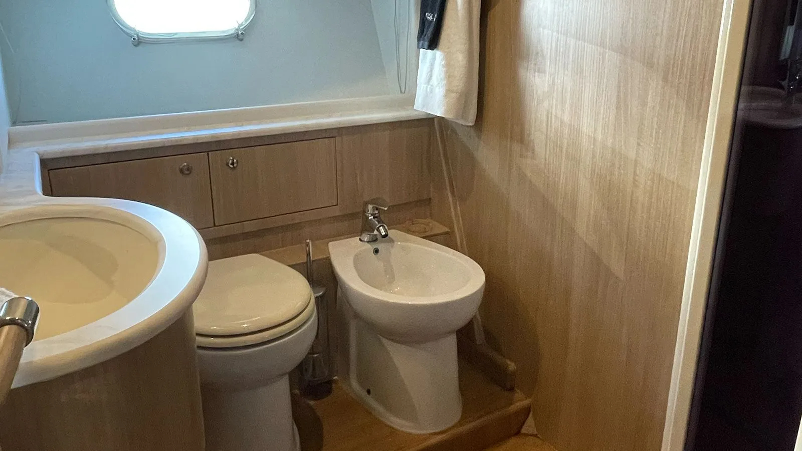 ensuite guest bathroom.jpg