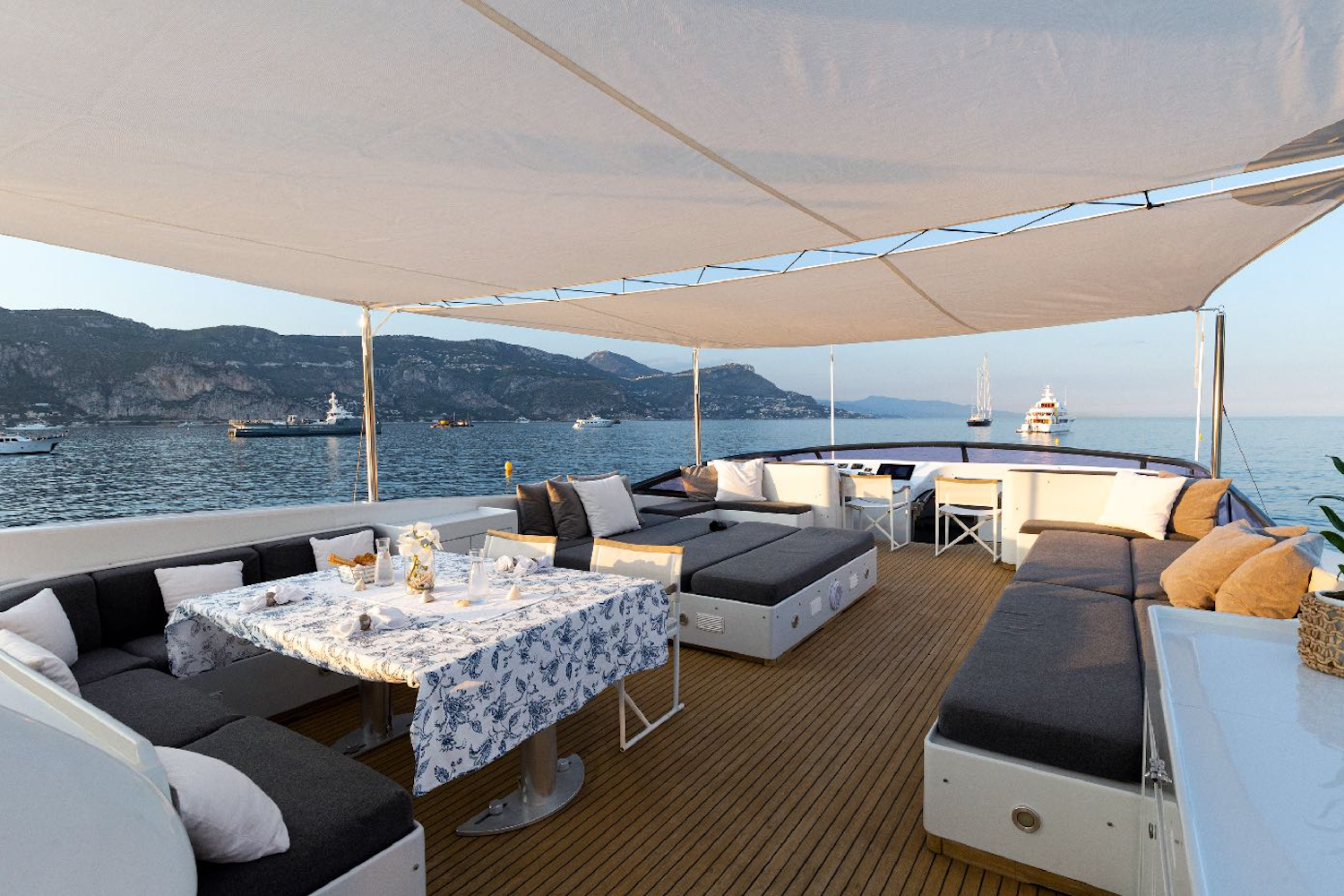flybridge dining and seating.png