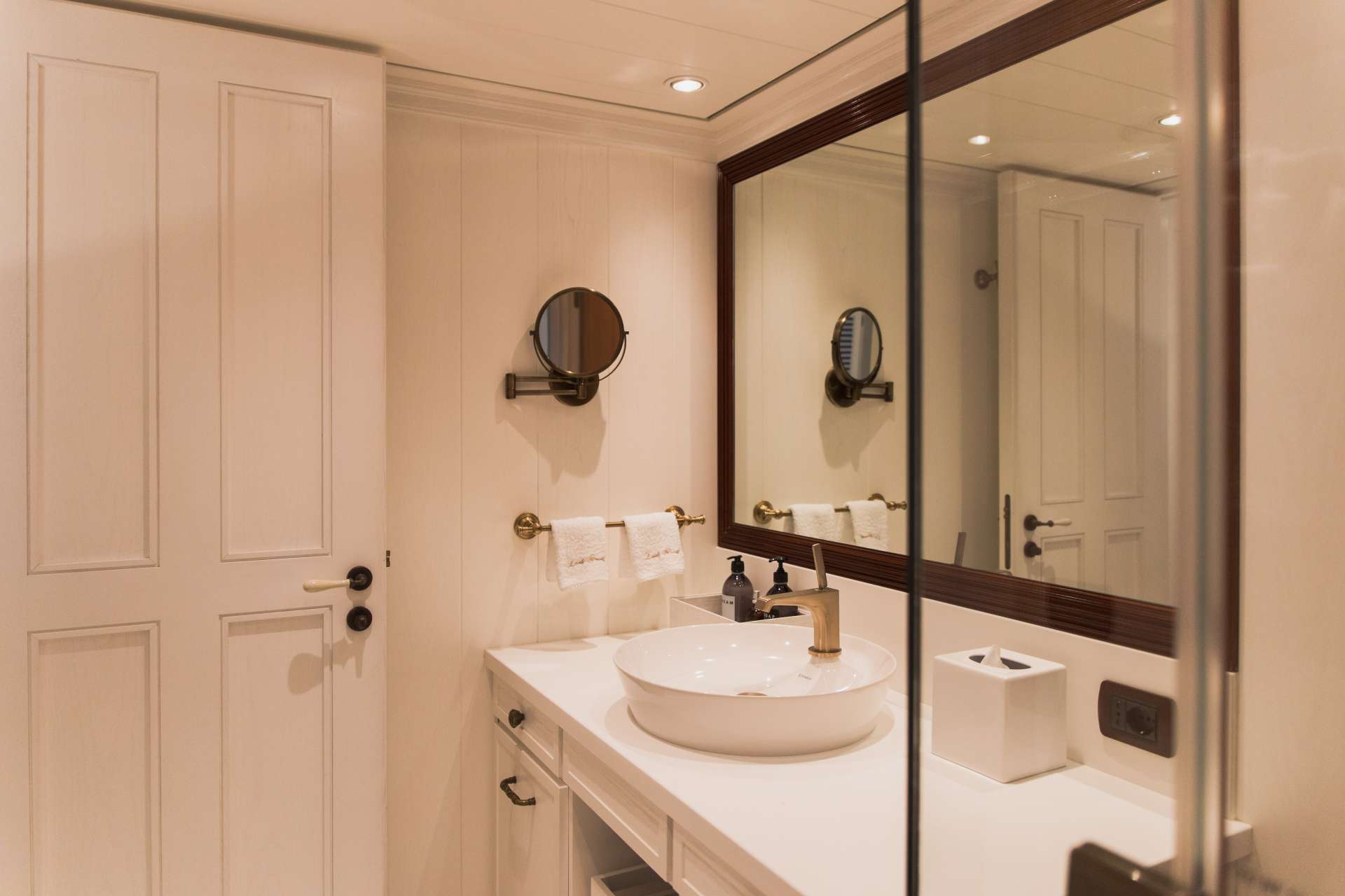 guest ensuite bathroom .jpg
