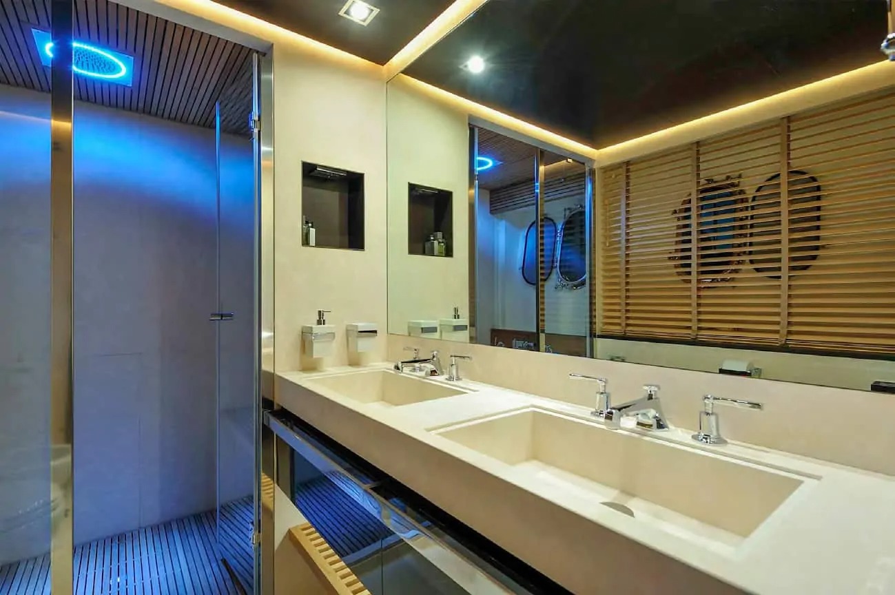 master ensuite bathroom .jpg
