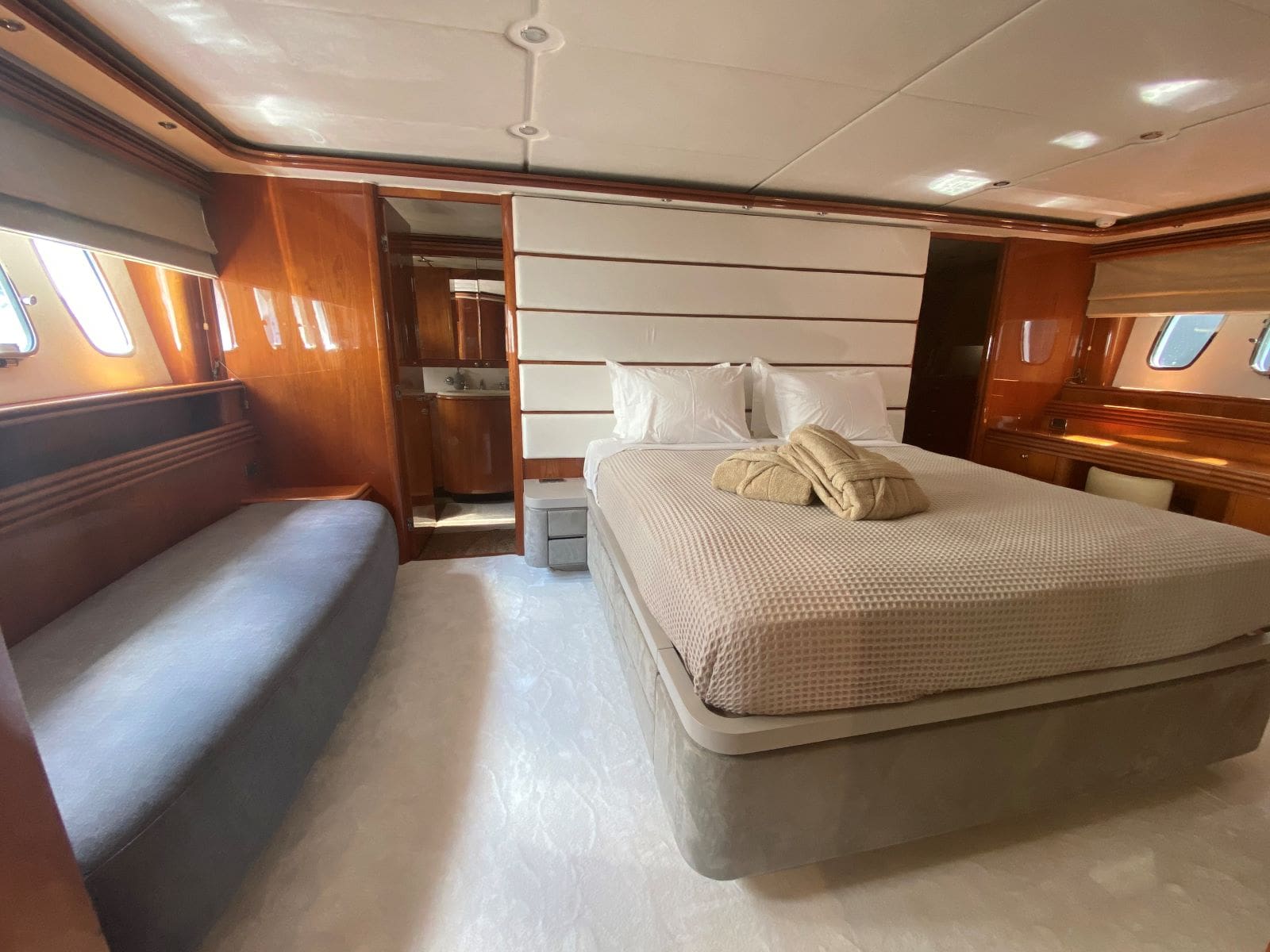 motor yacht MI ALMA21.jpg