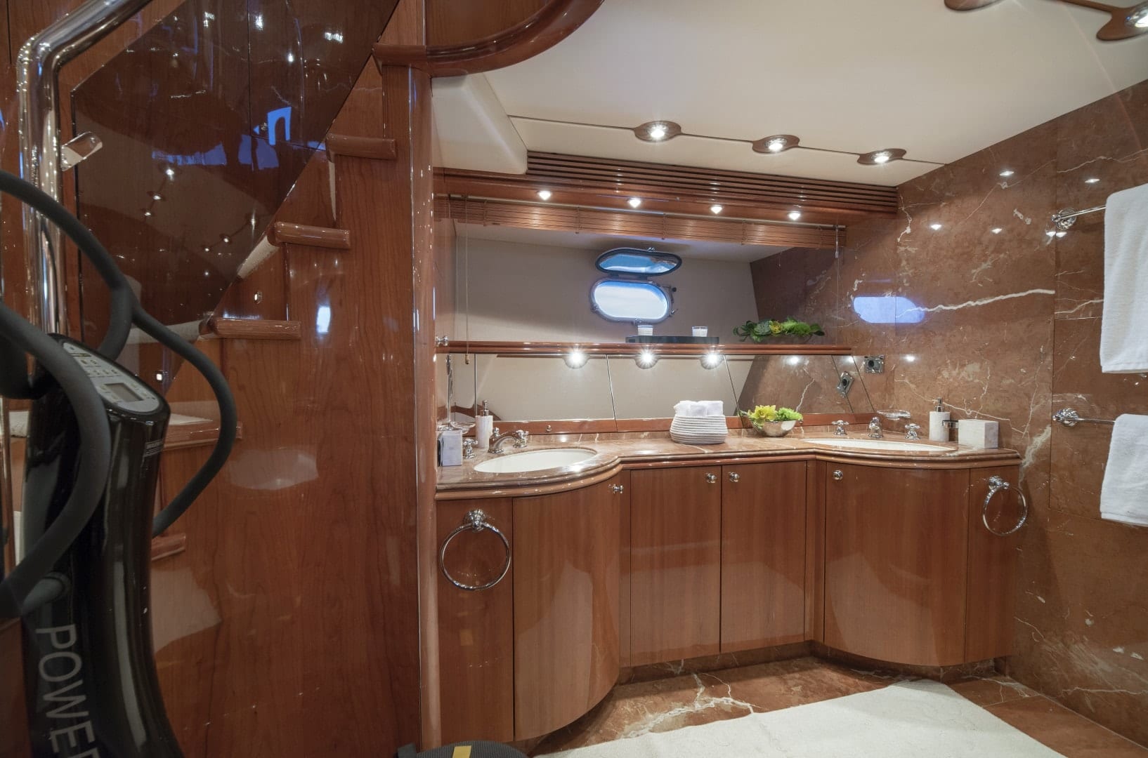 motor yacht MI ALMA22.jpg