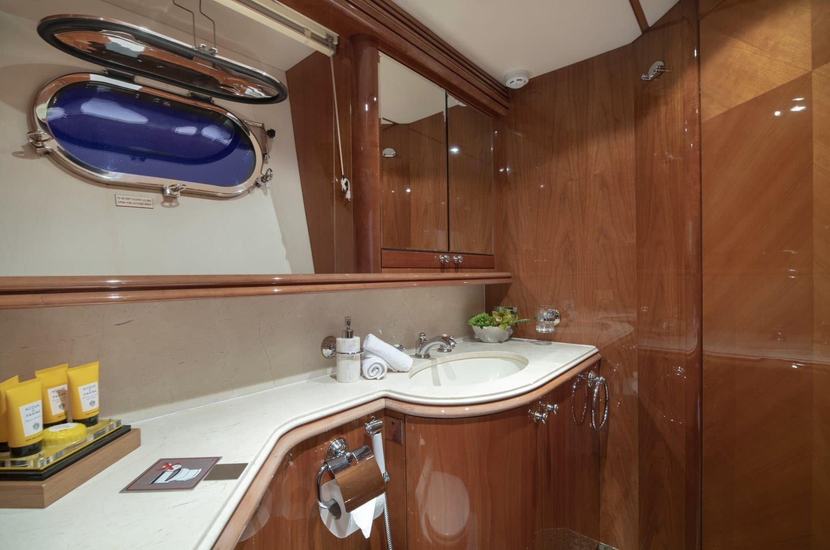 motor yacht MI ALMA24.jpg