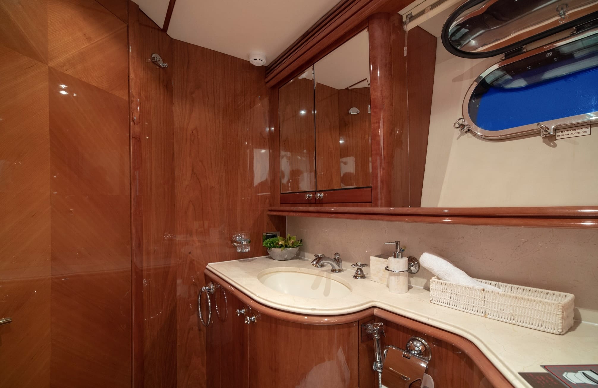 motor yacht MI ALMA25.jpg