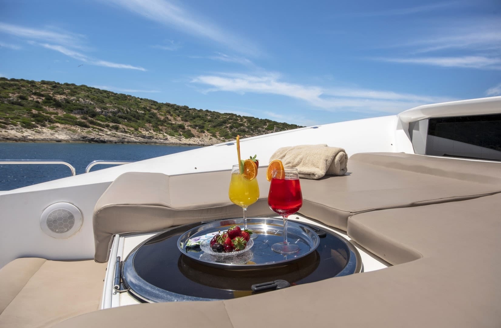 motor yacht MI ALMA27.jpg