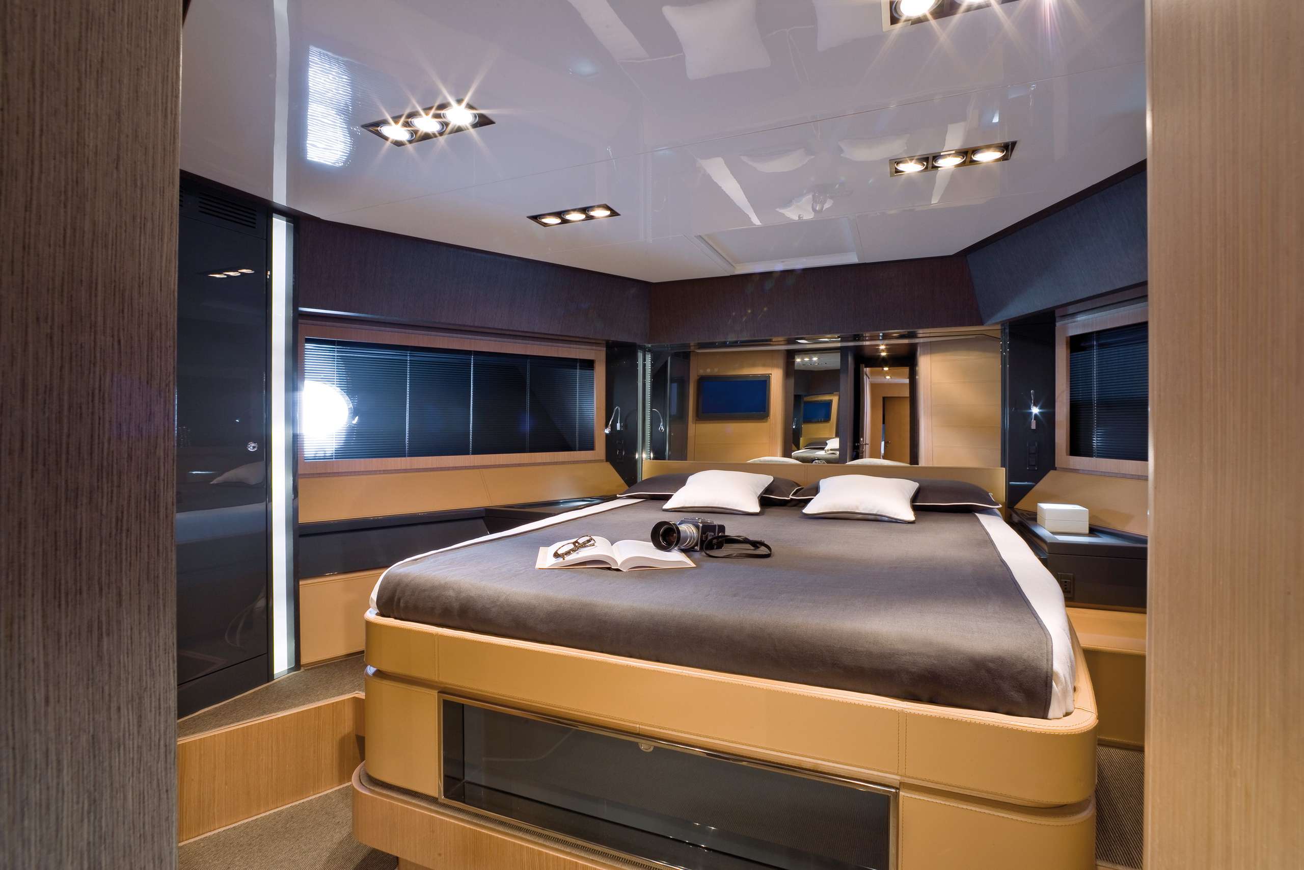 riva-86-domino-Double-cabin.jpg