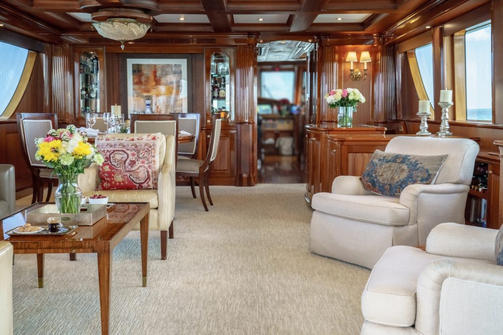 saloon and dining area.jpg