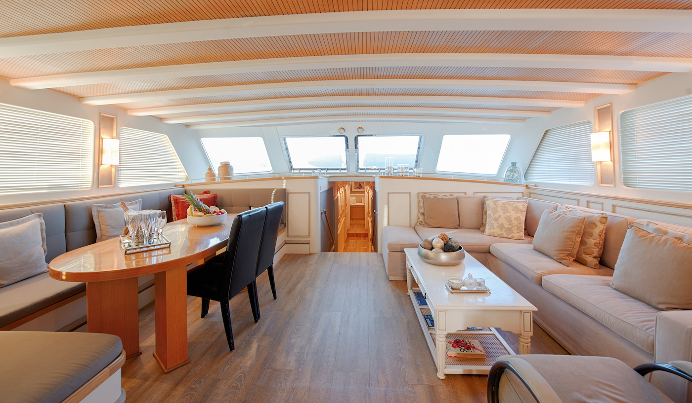 saloon with dining area.jpg