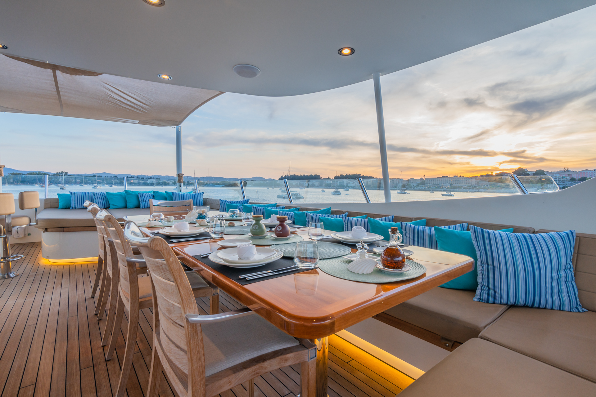 sun deck - dining al fresco.jpg
