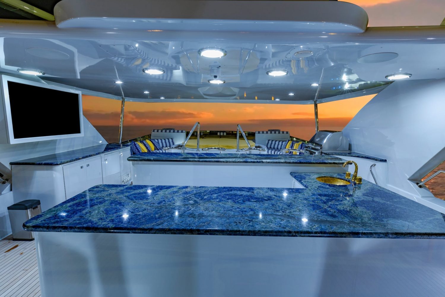 sun deck bar and seating.jpg