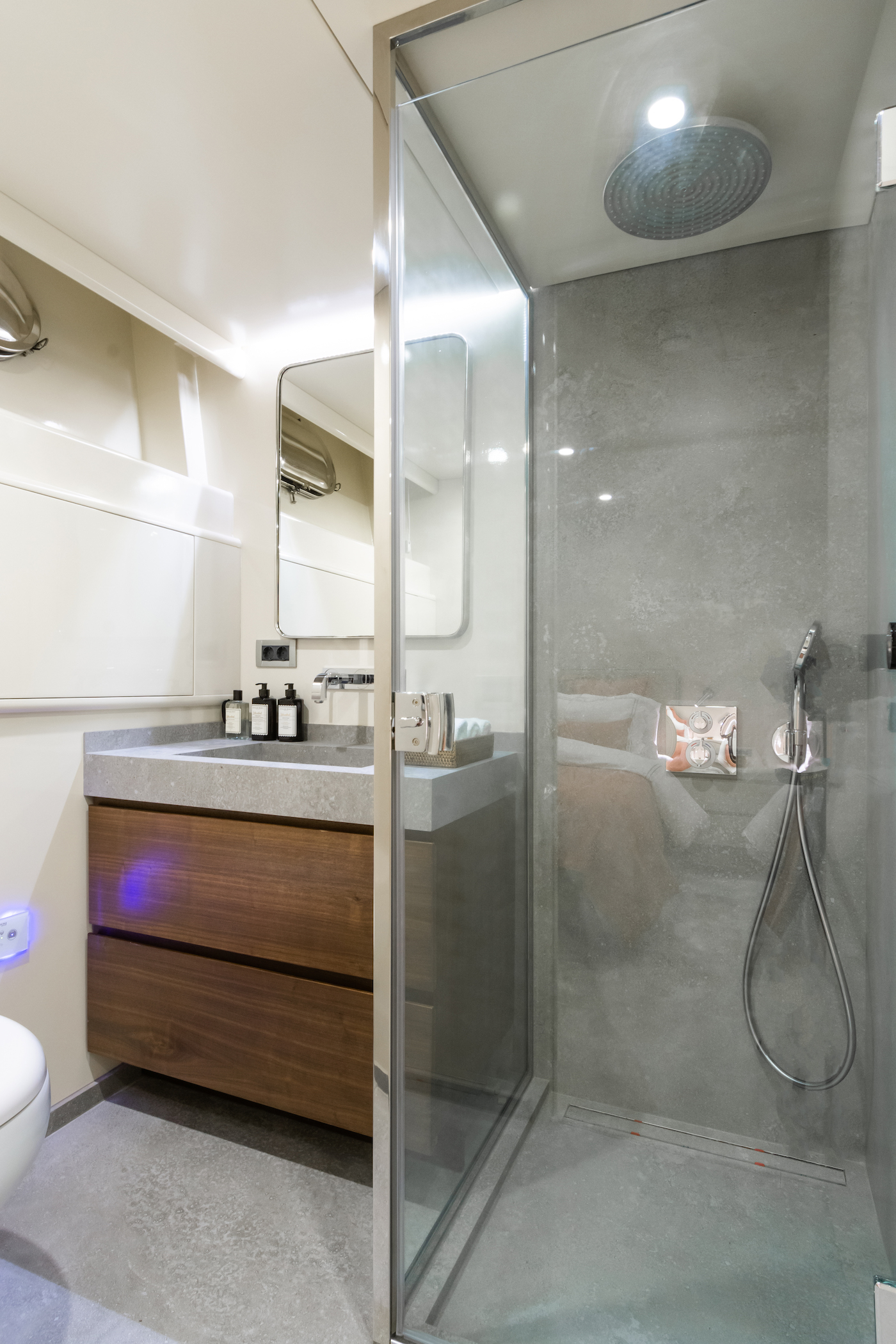 twin bathoom .jpg