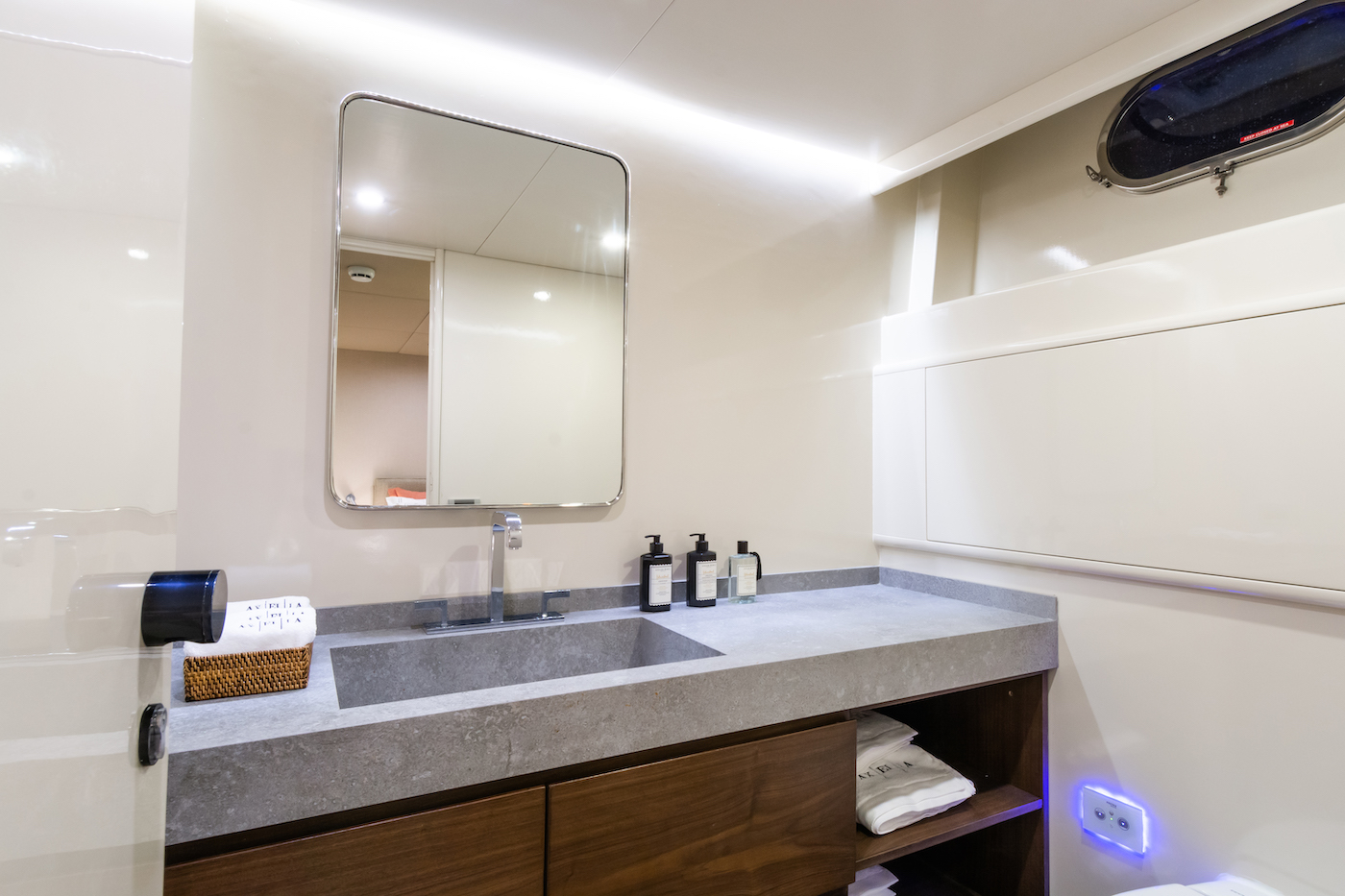 twin bathroom .jpg