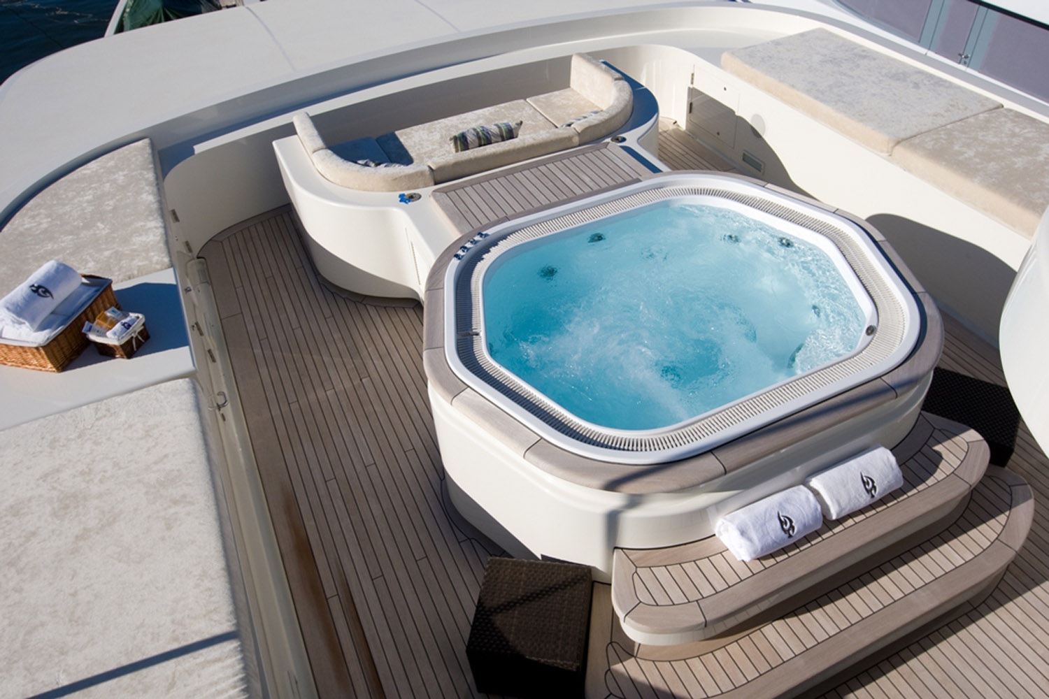 yacht-malibu-ypi-exterior-7.jpg