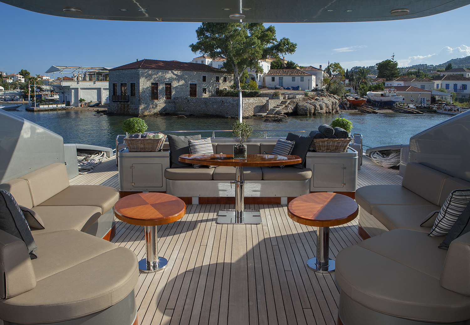  aft deck seating and dining area.jpg