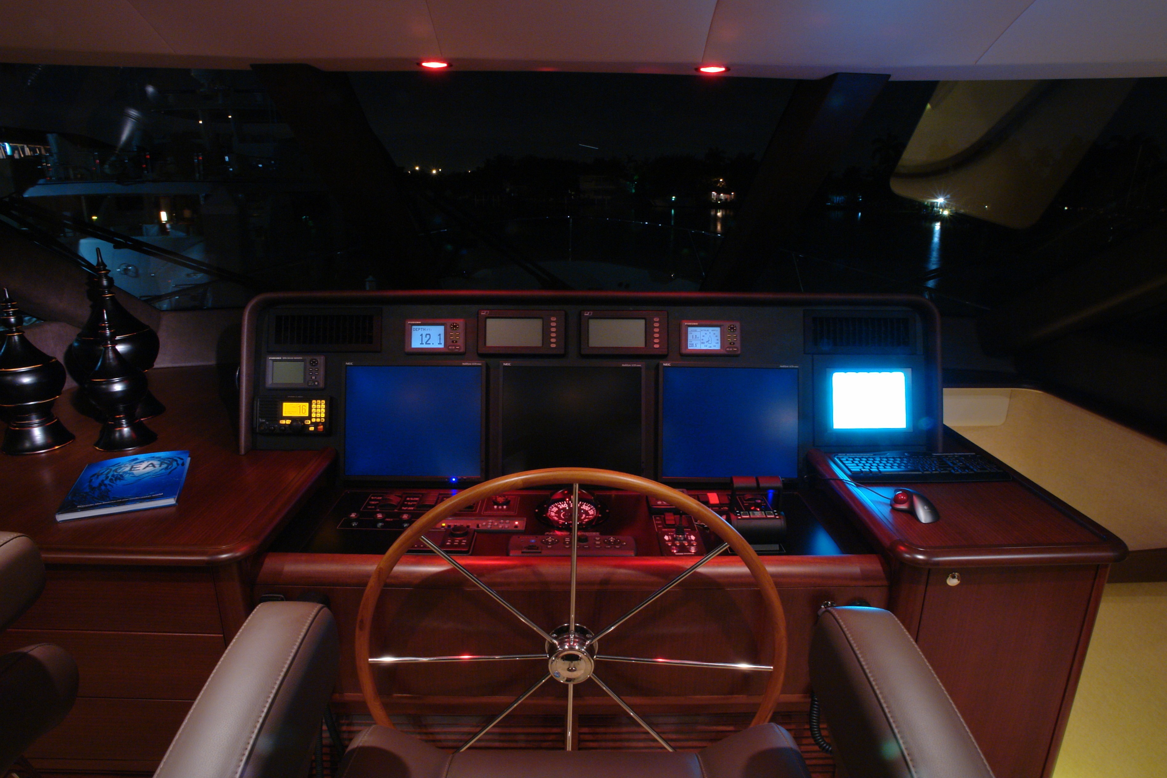 [25m-Yacht-SEAS-THE-MOMENT]-7561-163.jpg