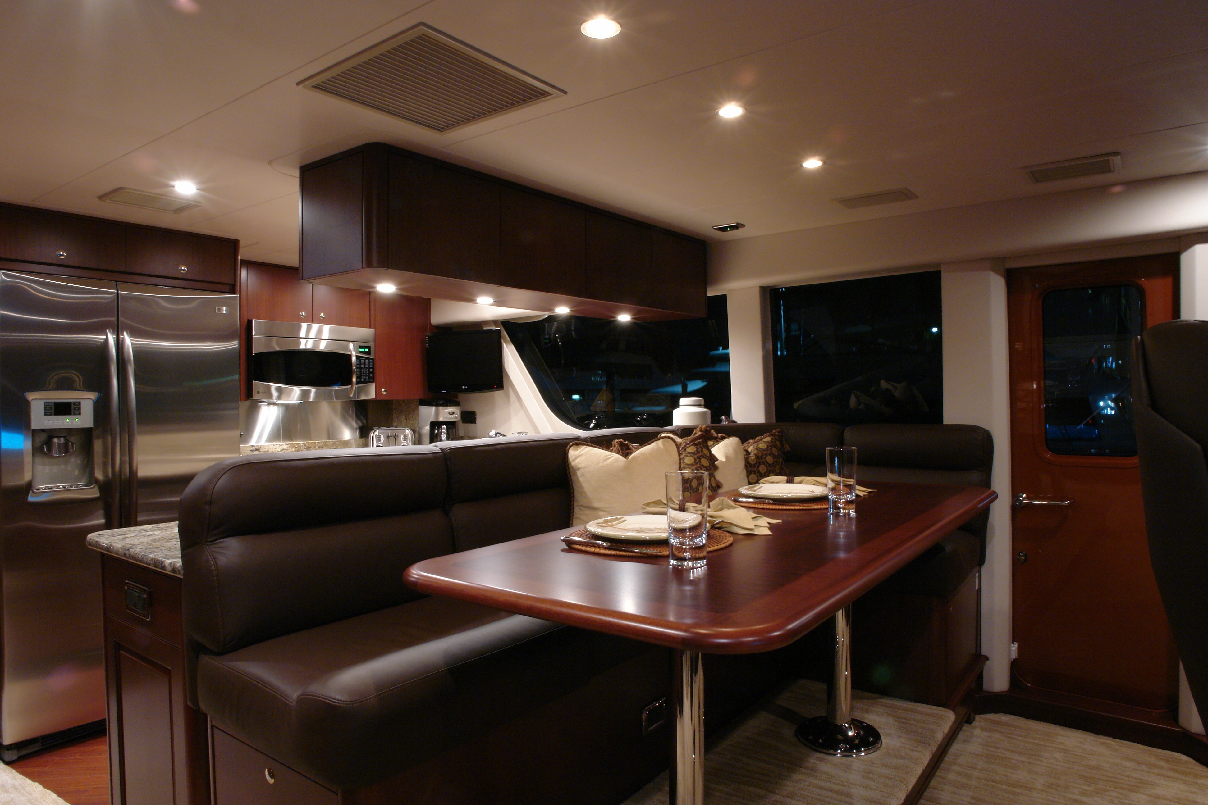 [25m-Yacht-SEAS-THE-MOMENT]-7561-23.jpg