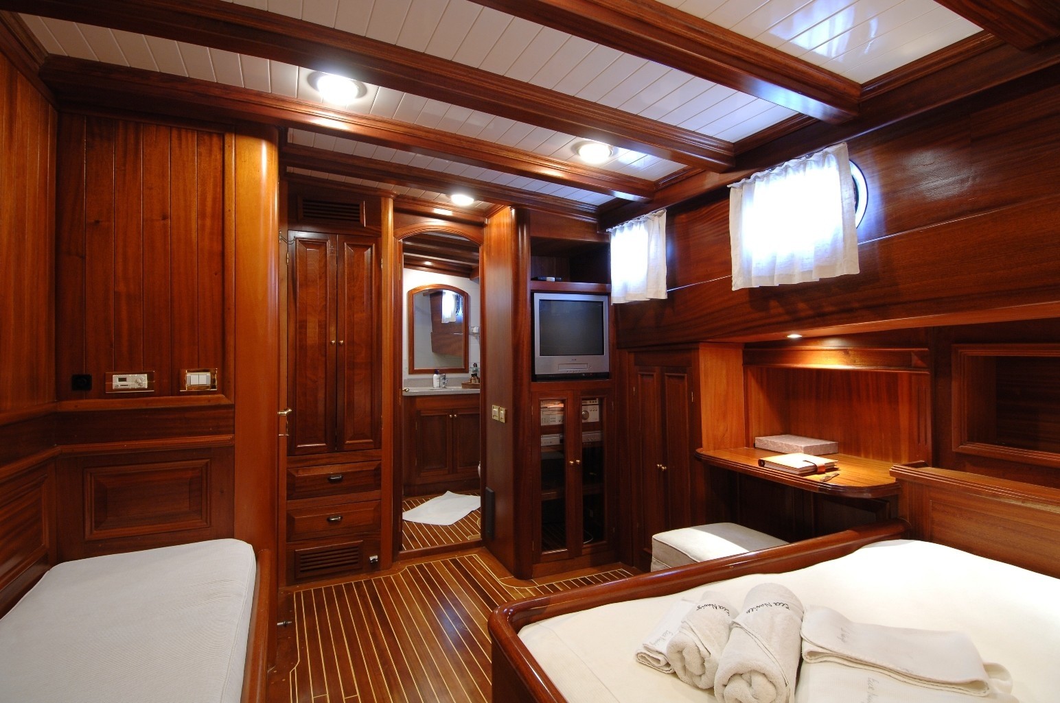 [34m-Yacht-ECCE-NAVIGO]-7107-101.jpg