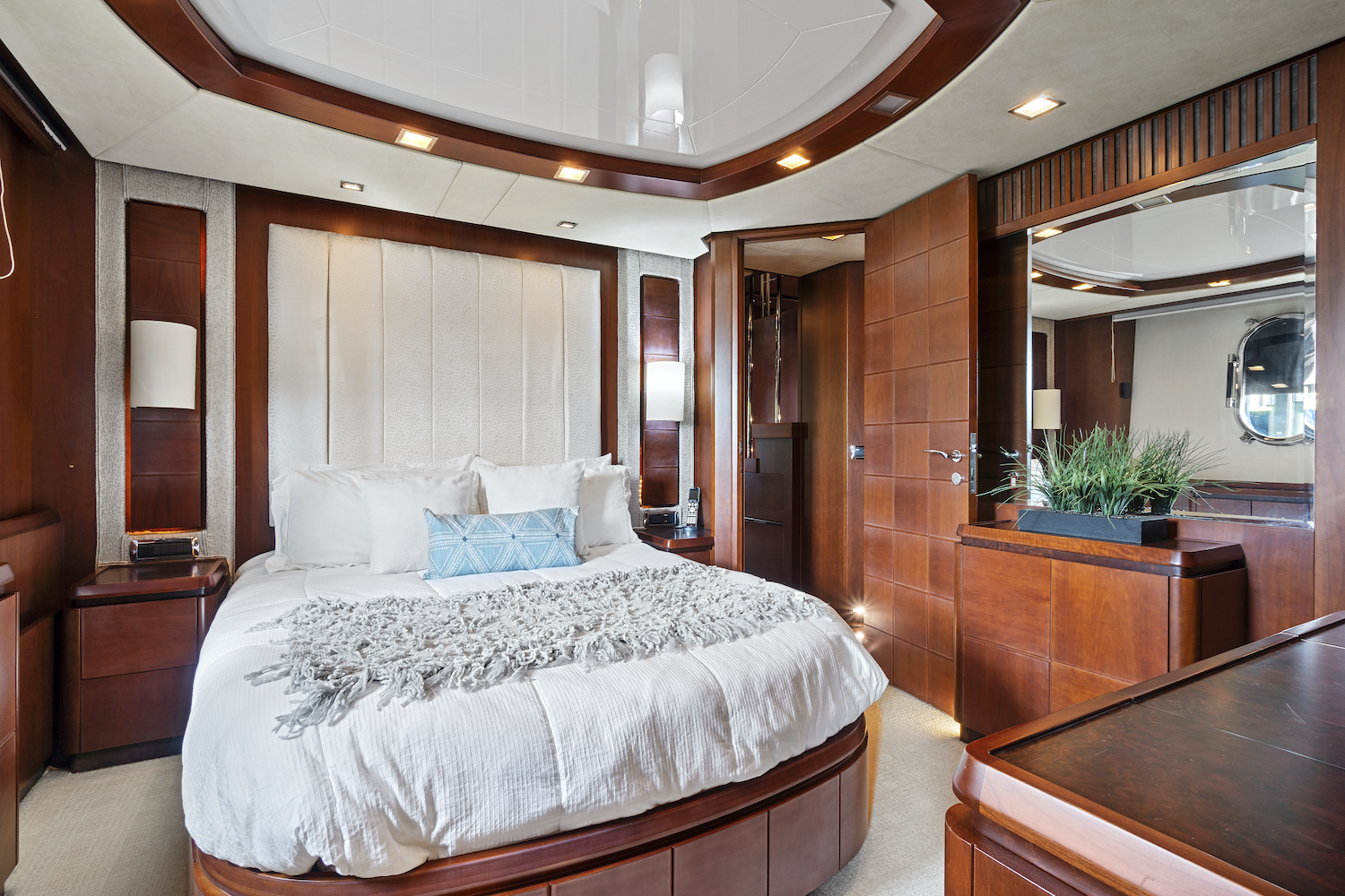 [MOTOR-YACHT-VIVERE]-7843-7.jpg