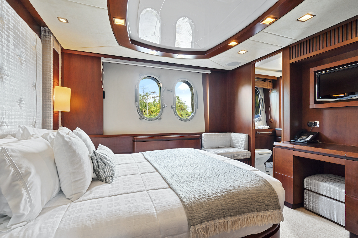 [MOTOR-YACHT-VIVERE]-7843-8.jpg