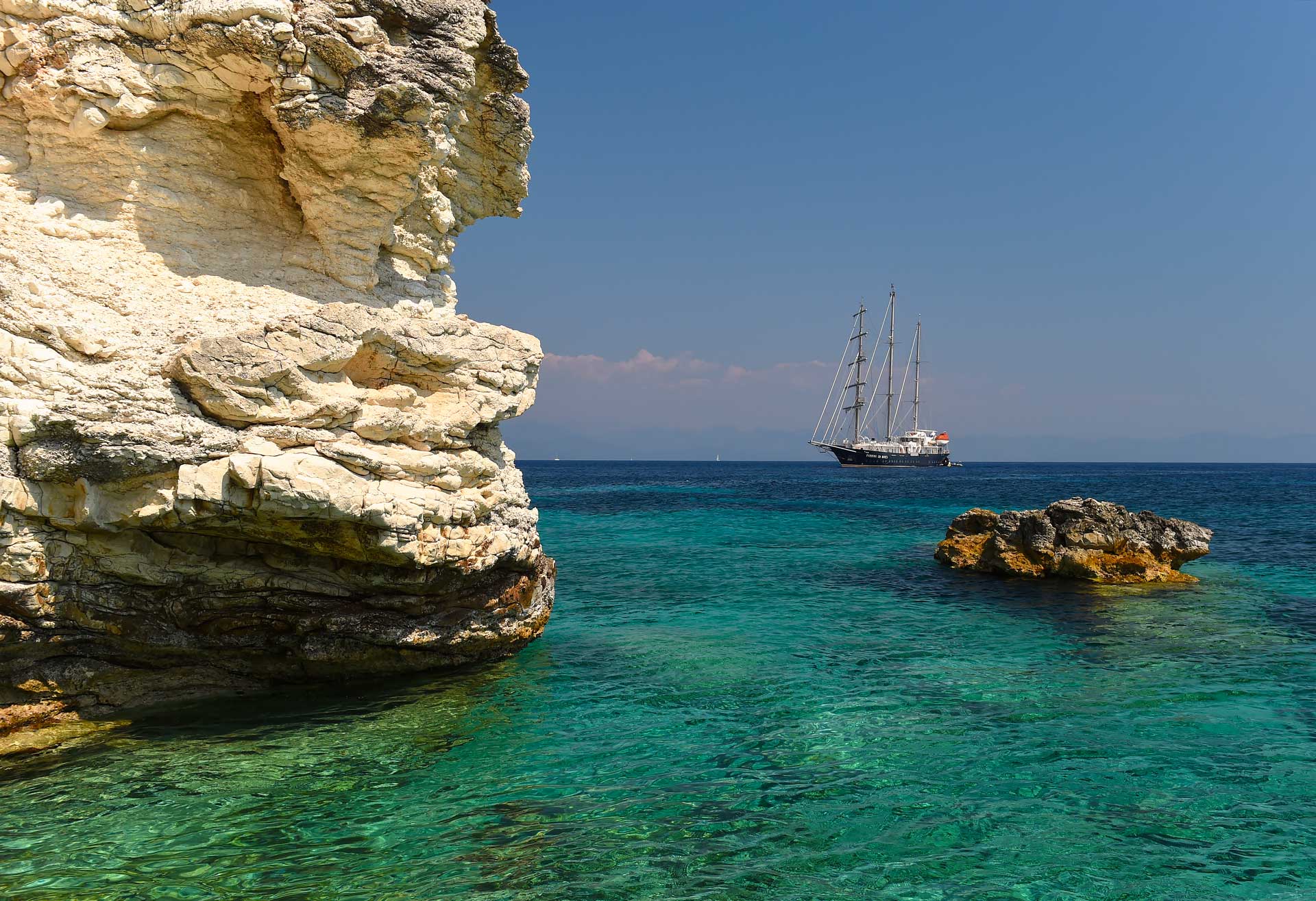 [SAILING-YACHT-RUNNING-ON-WAVES]-7351-19.jpg