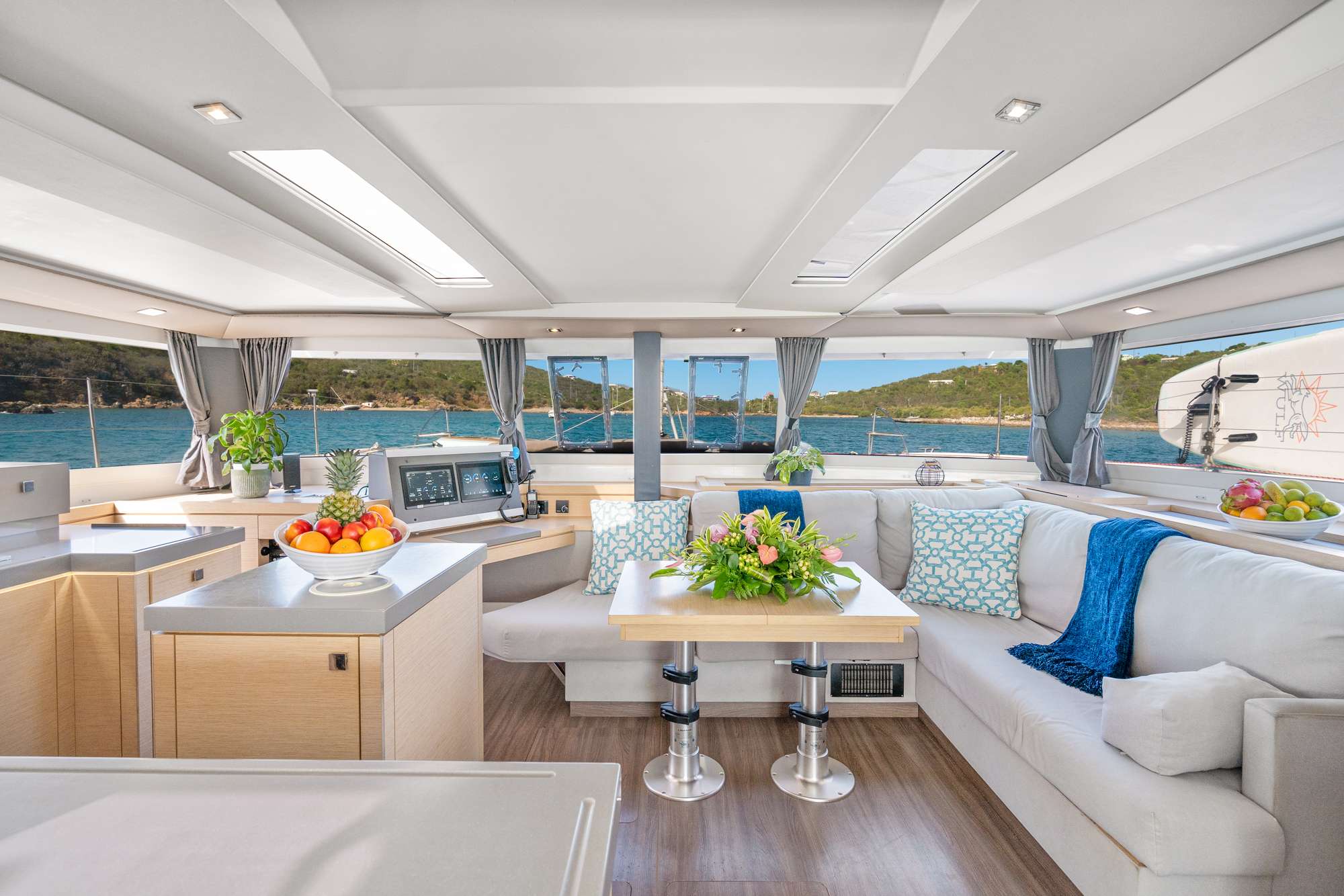 103 Superyacht LUNA BLISS main salon.jpg
