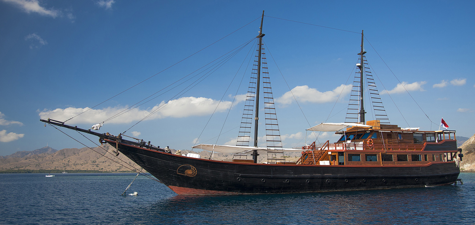 14phinisi_sailing_komodo_indonesia_samata.jpg