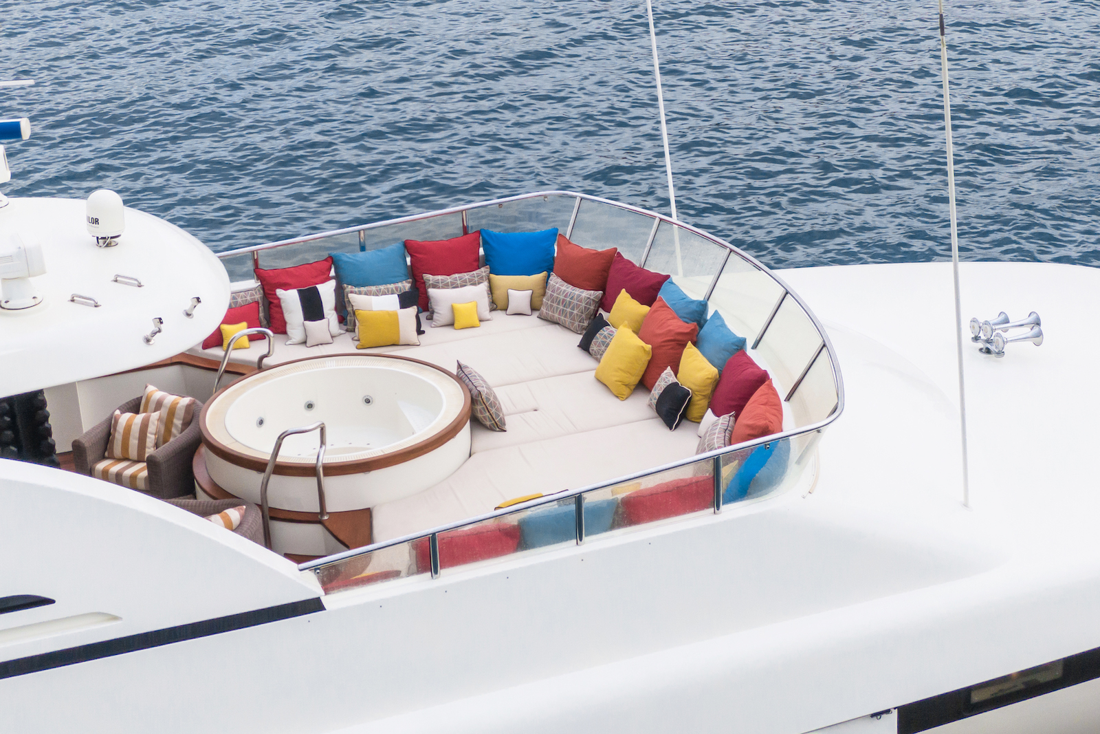 2.3 Stunning flybridge with jacuzzi.jpg