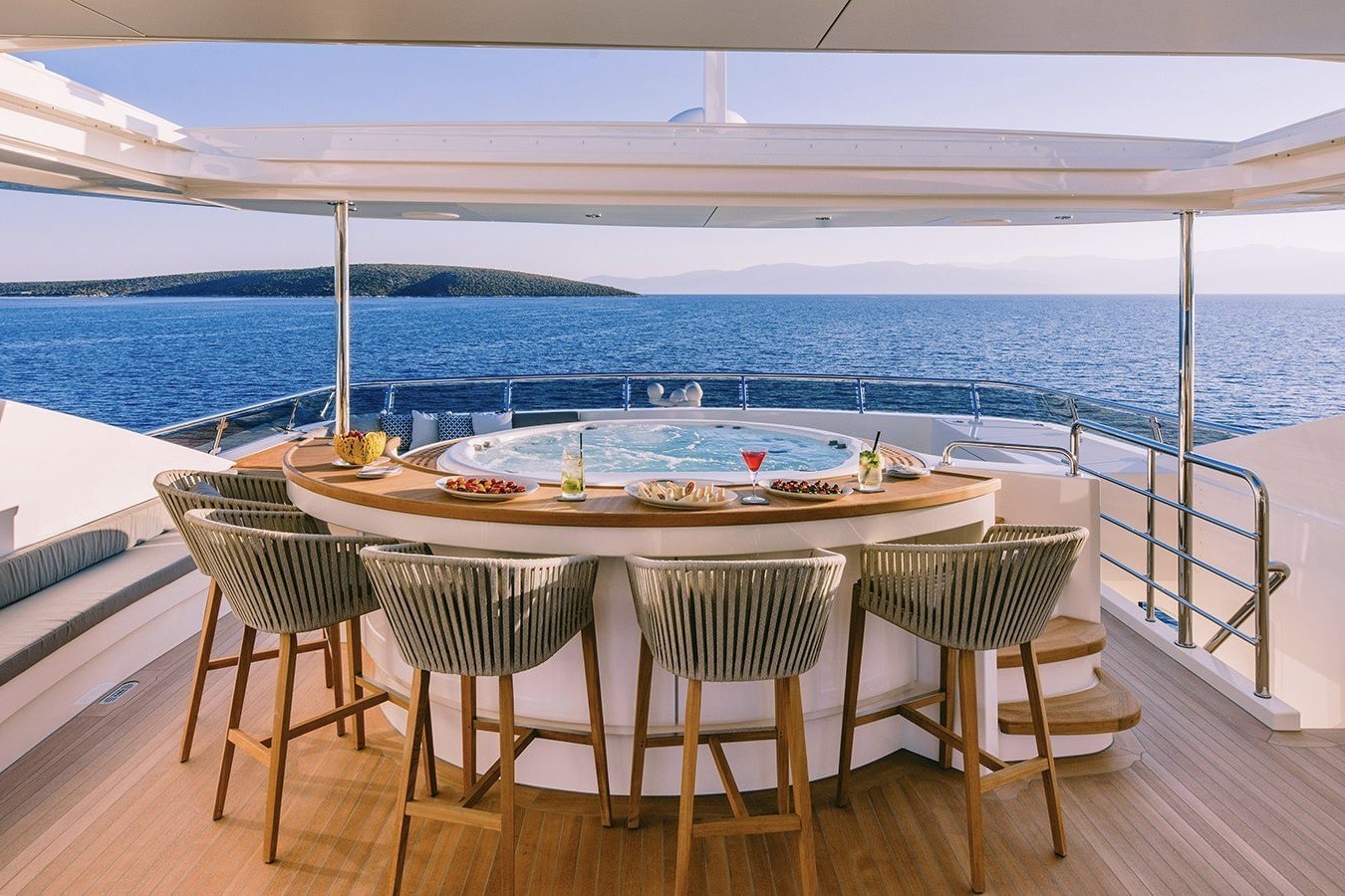 204 Seating around jacuzzi.jpg