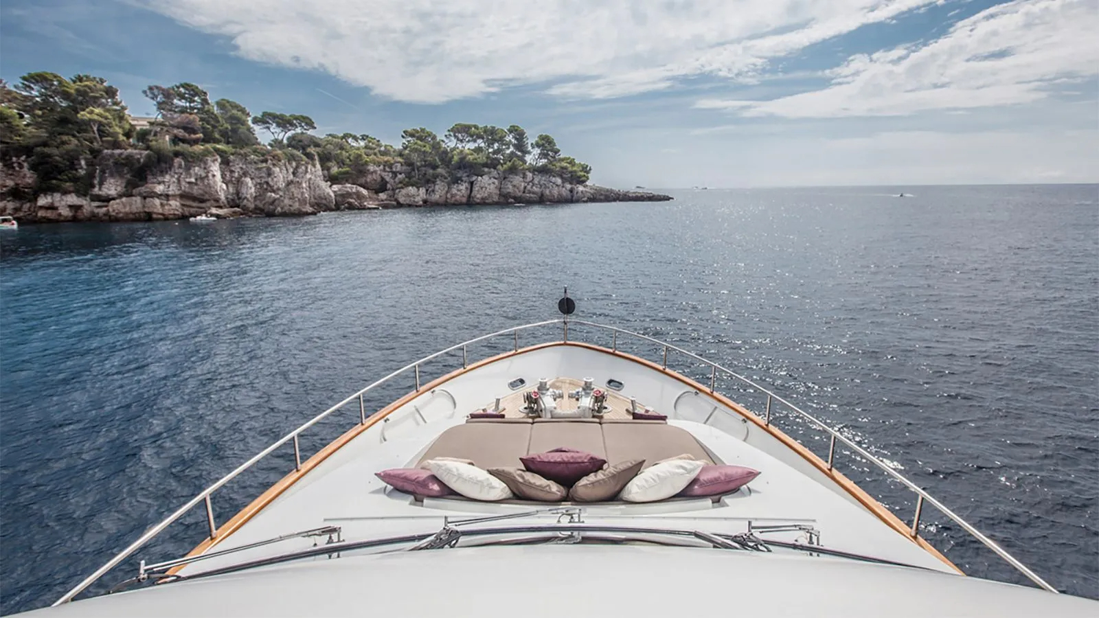 205 Foredeck view forwrad.jpg