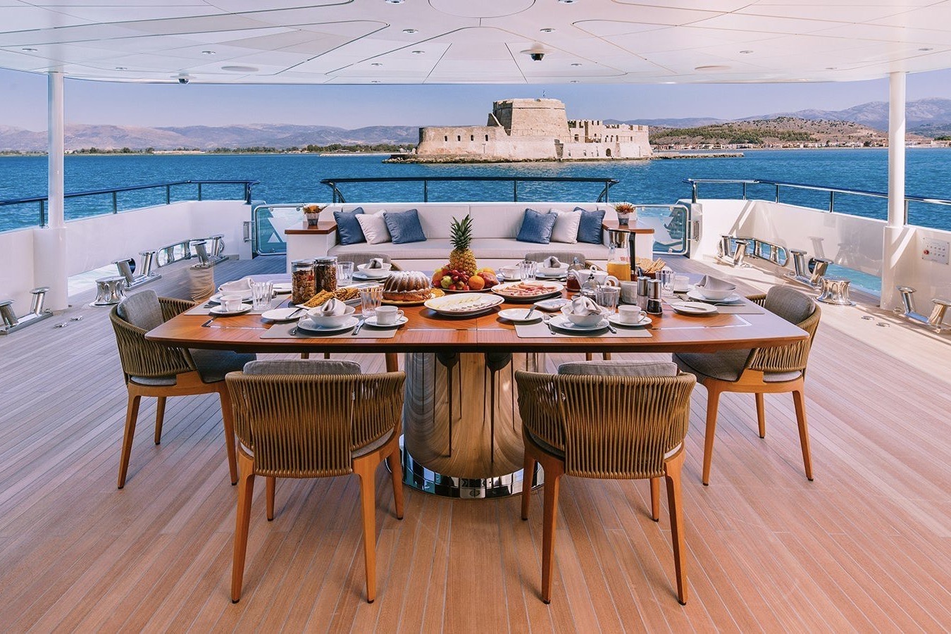 206 Main deck dining and seating.jpg