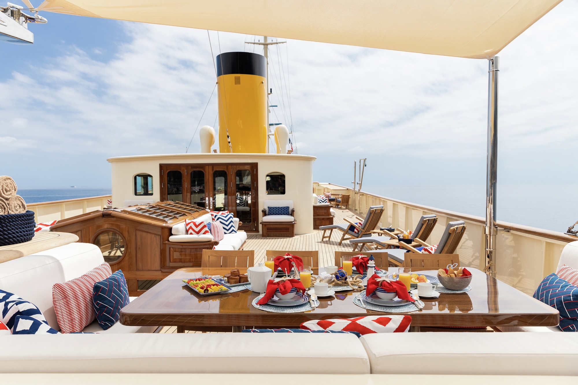 208 Sun deck dining.jpg