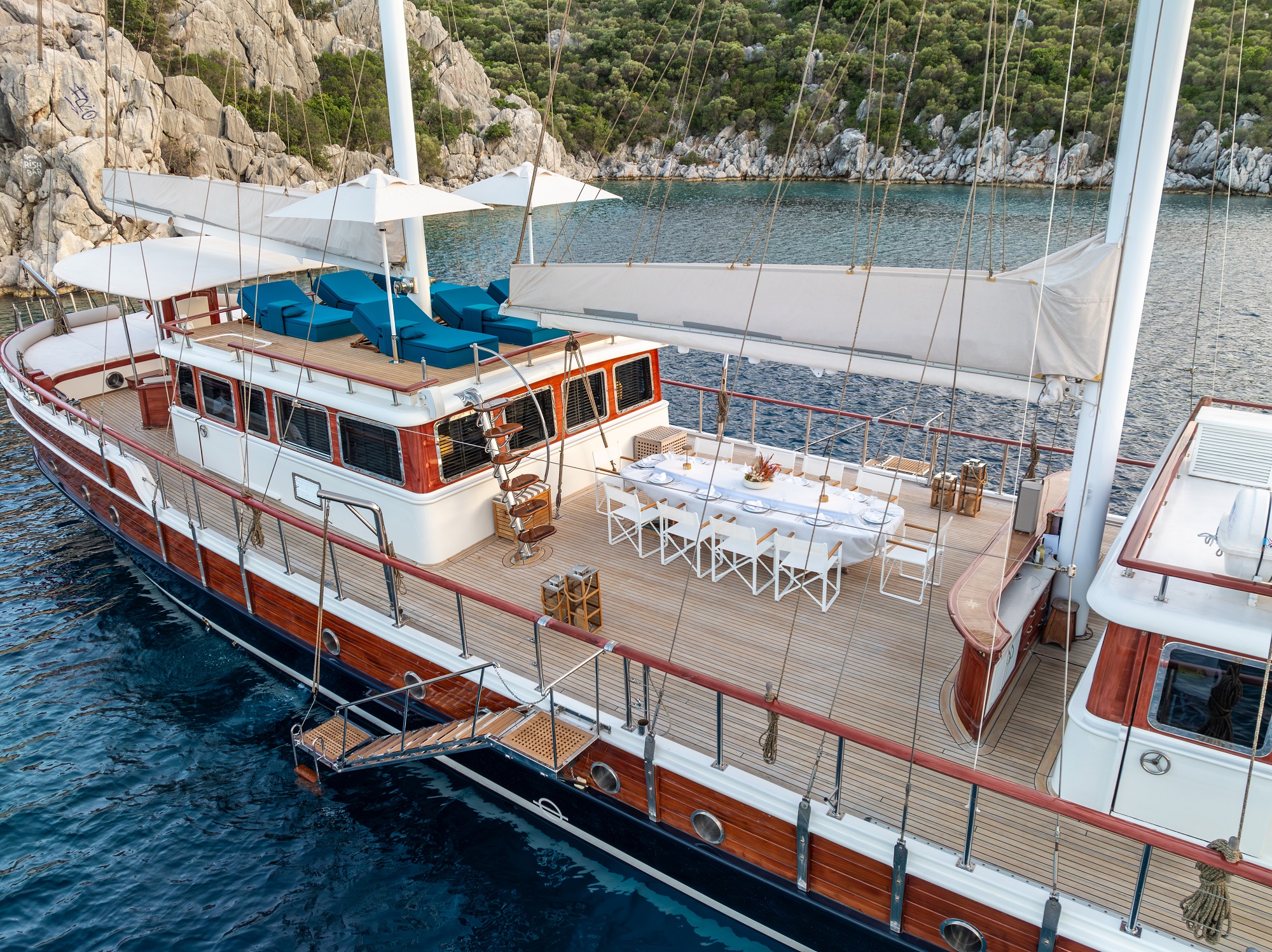 209 Deck dining.jpg