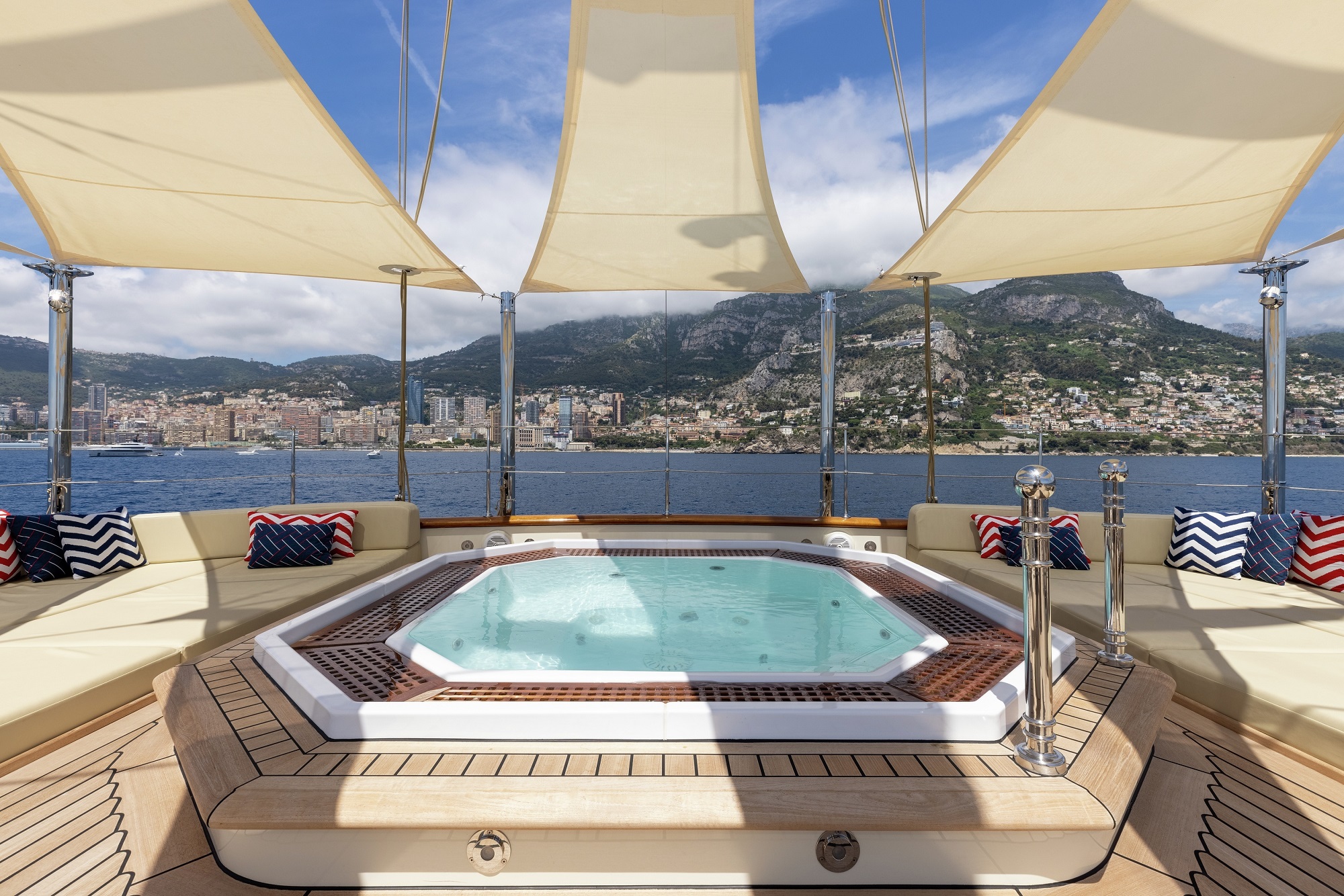 209 Deck jacuzzi.jpg