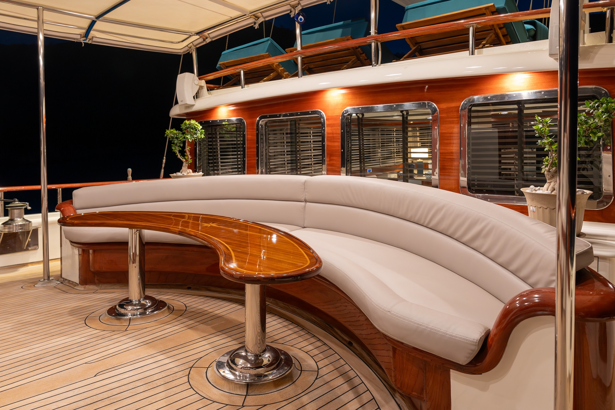 214 Deck seating.jpg