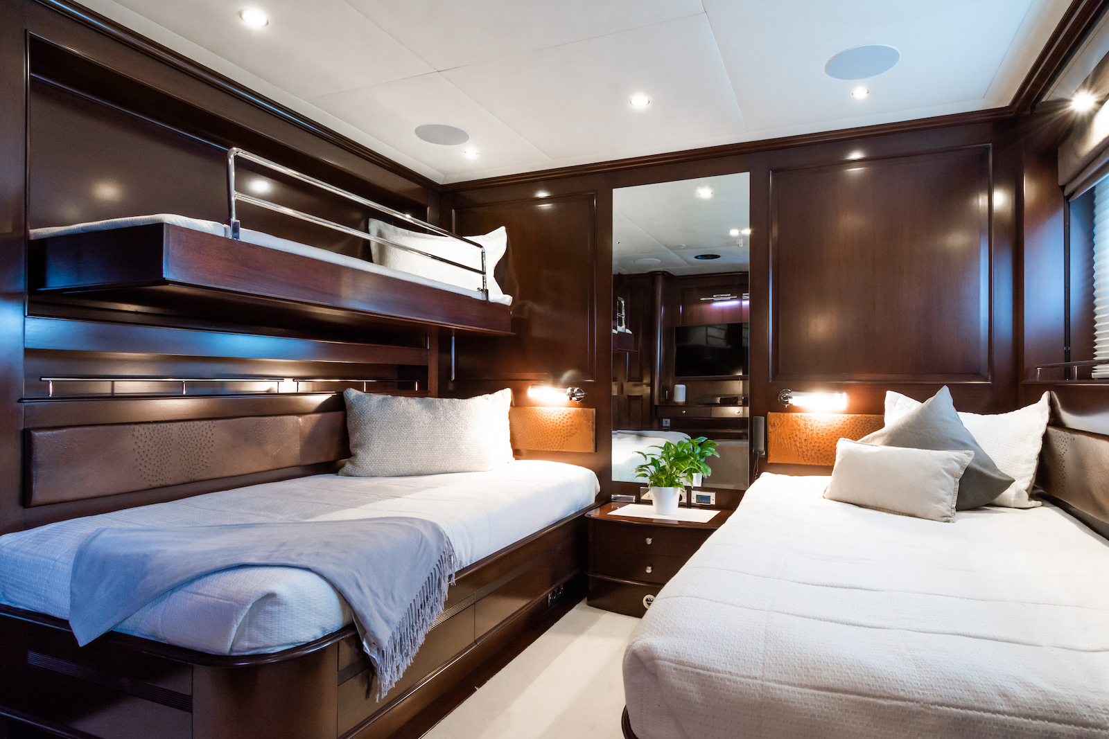 4.9 Twin cabin with additiona pullman bunk.jpg