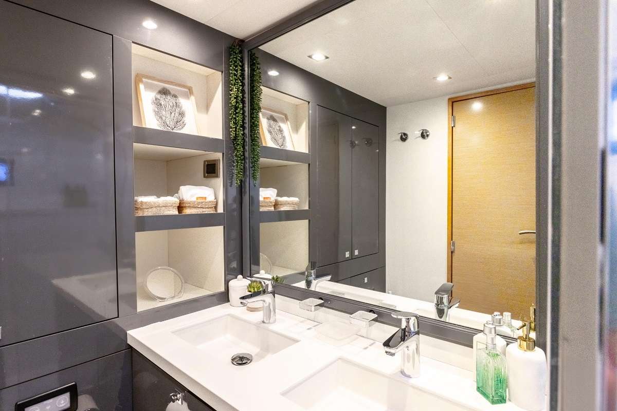 402 Master ensuite.jpg
