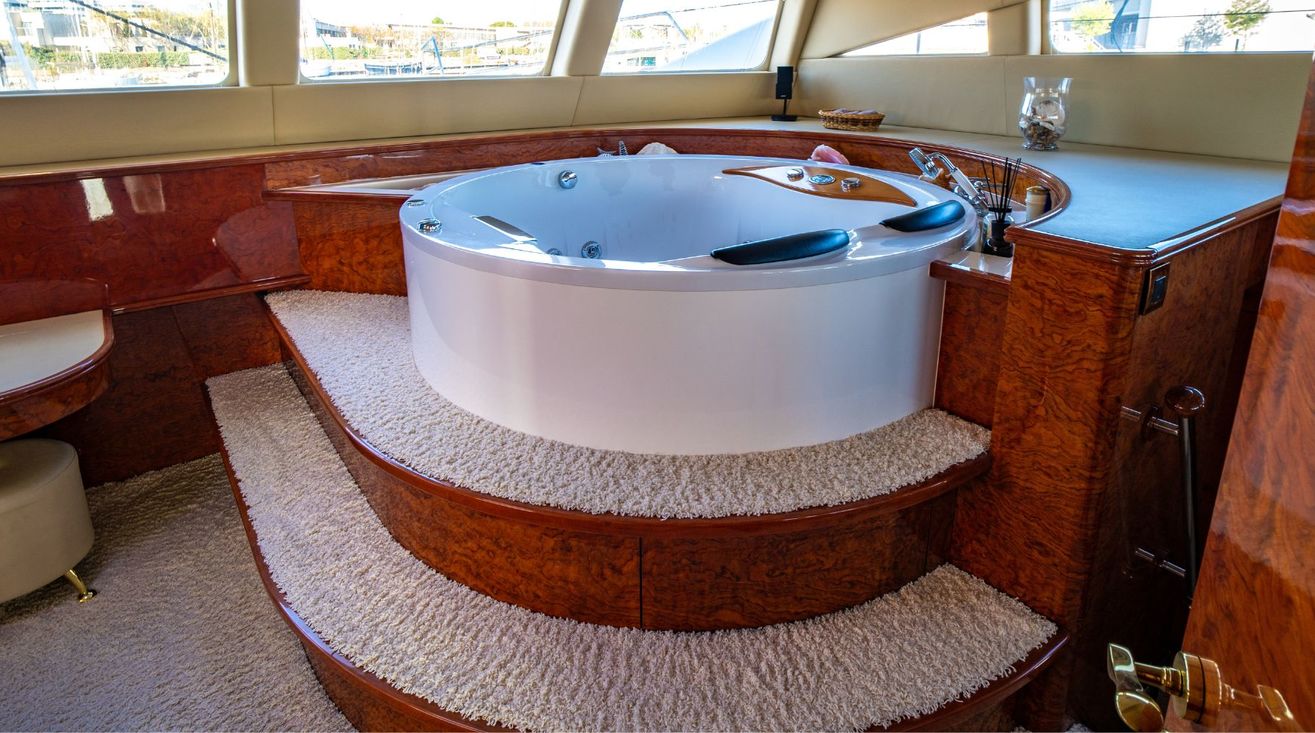 403 Spa bath.jpg