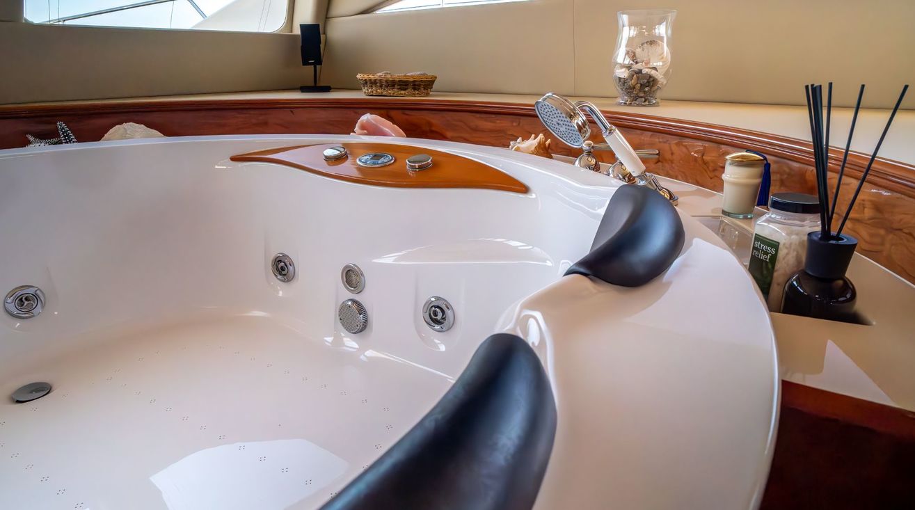 404 Spa bath.jpg