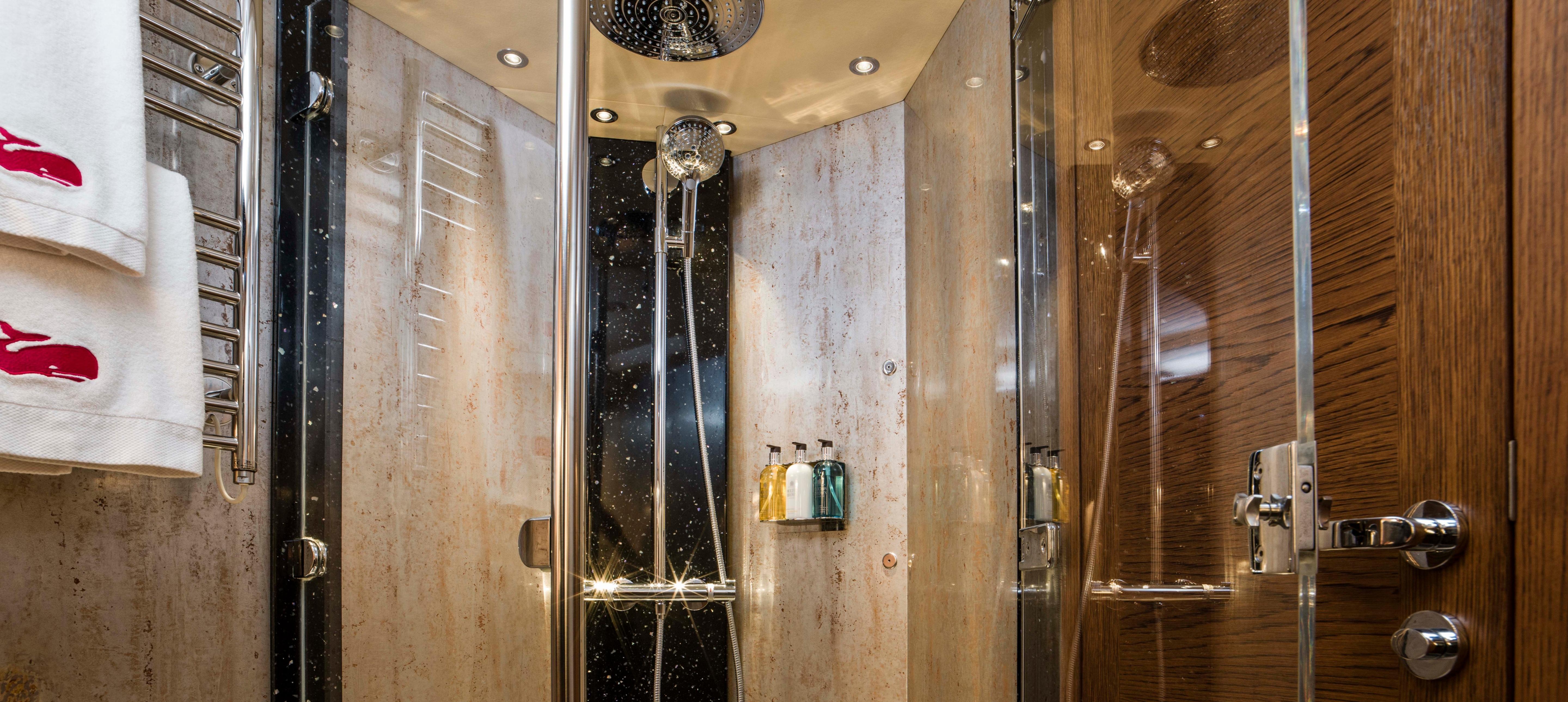404 ensuite.jpg