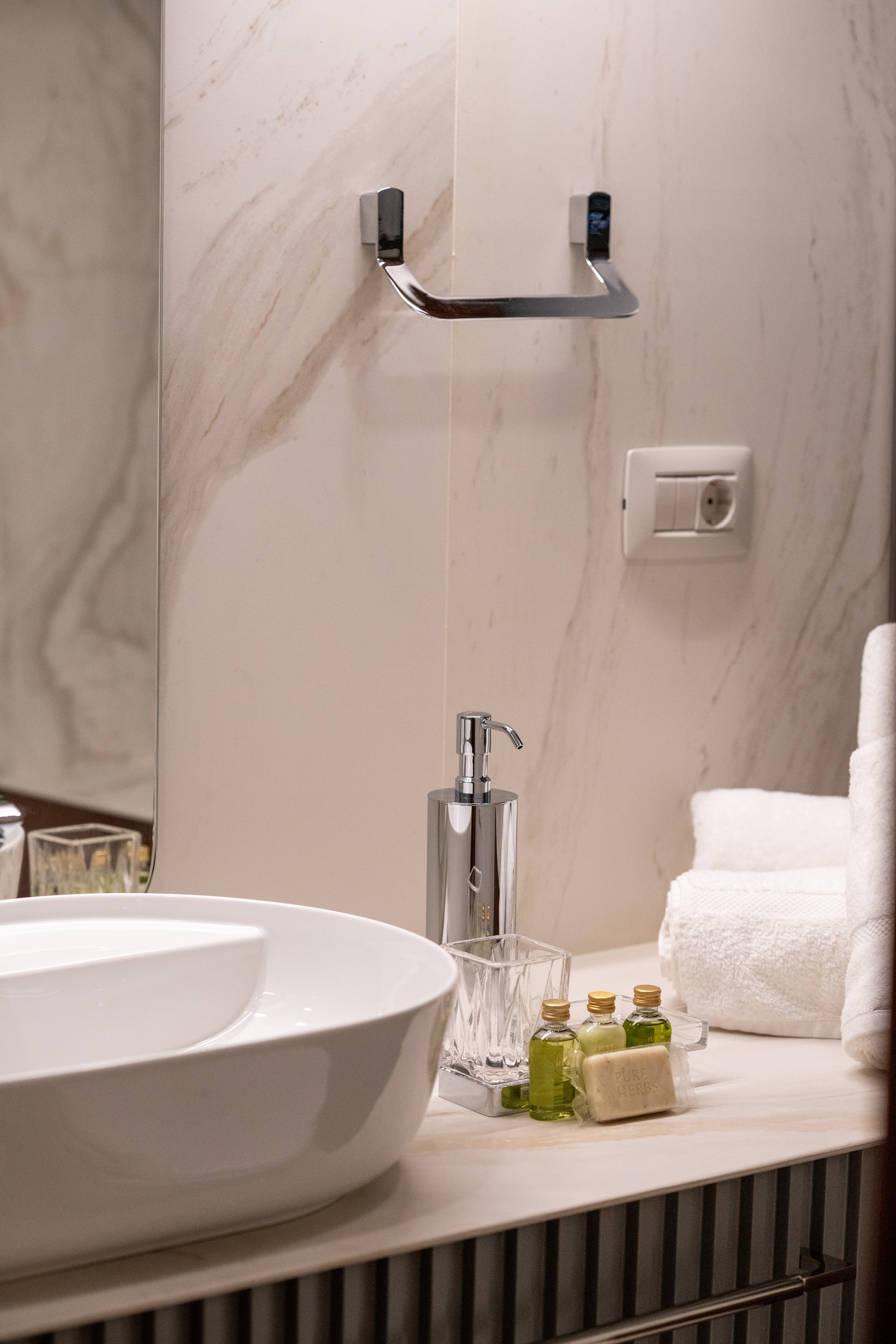 408 Twin ensuite 1.jpg