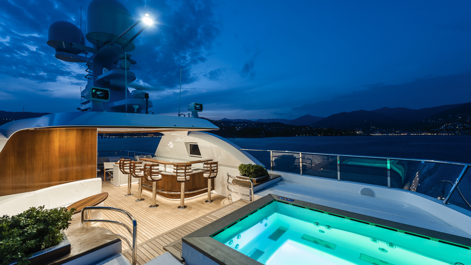 ATOM Exterior - Flybridge 1.jpg