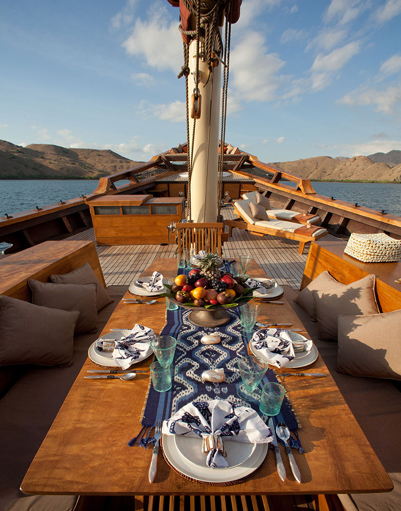 Alfresco dining on SI DATU BUA .jpg