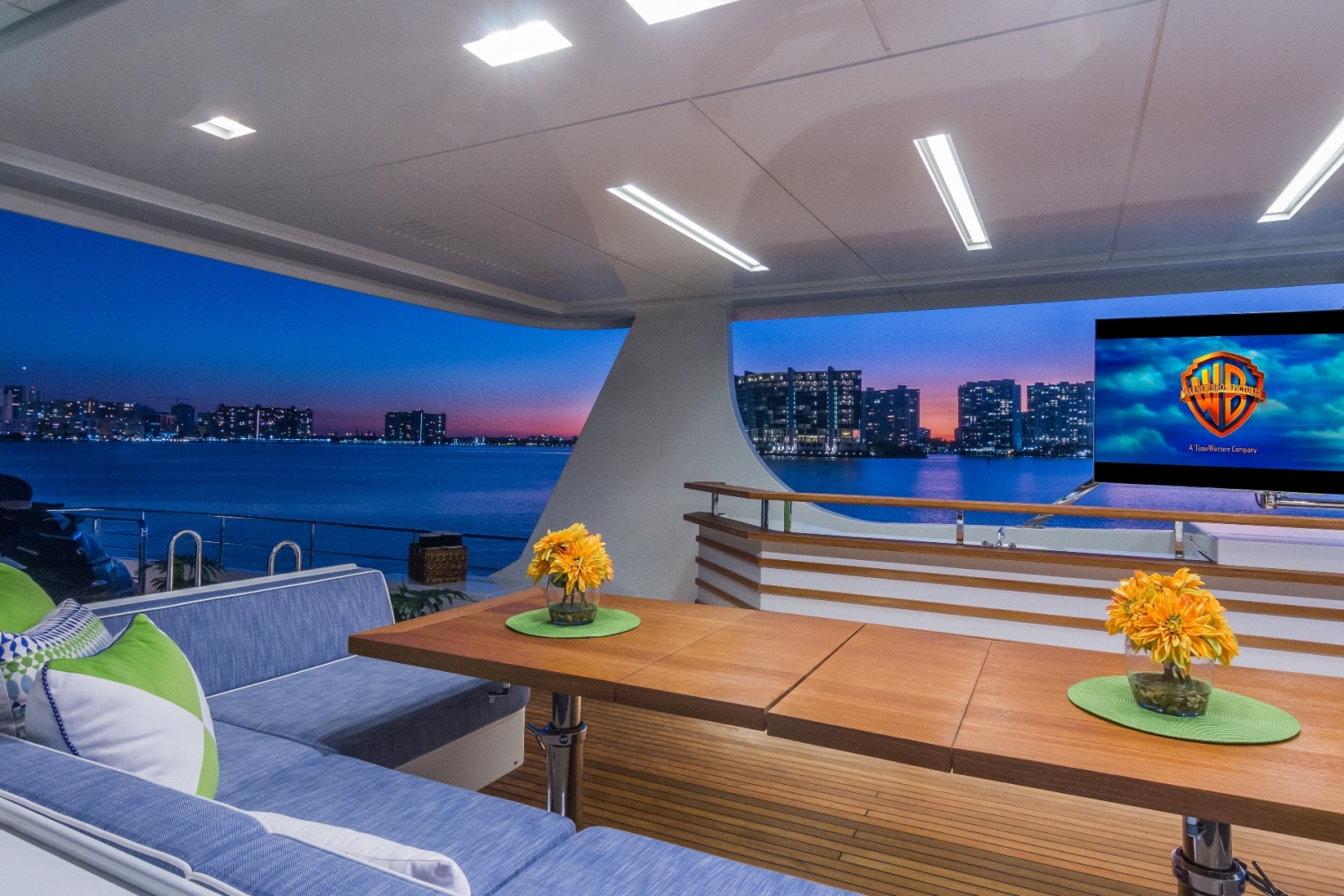 Alfresco dining on the sundeck.jpg