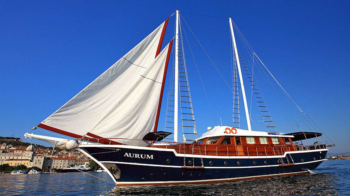Aurum sailing.jpg