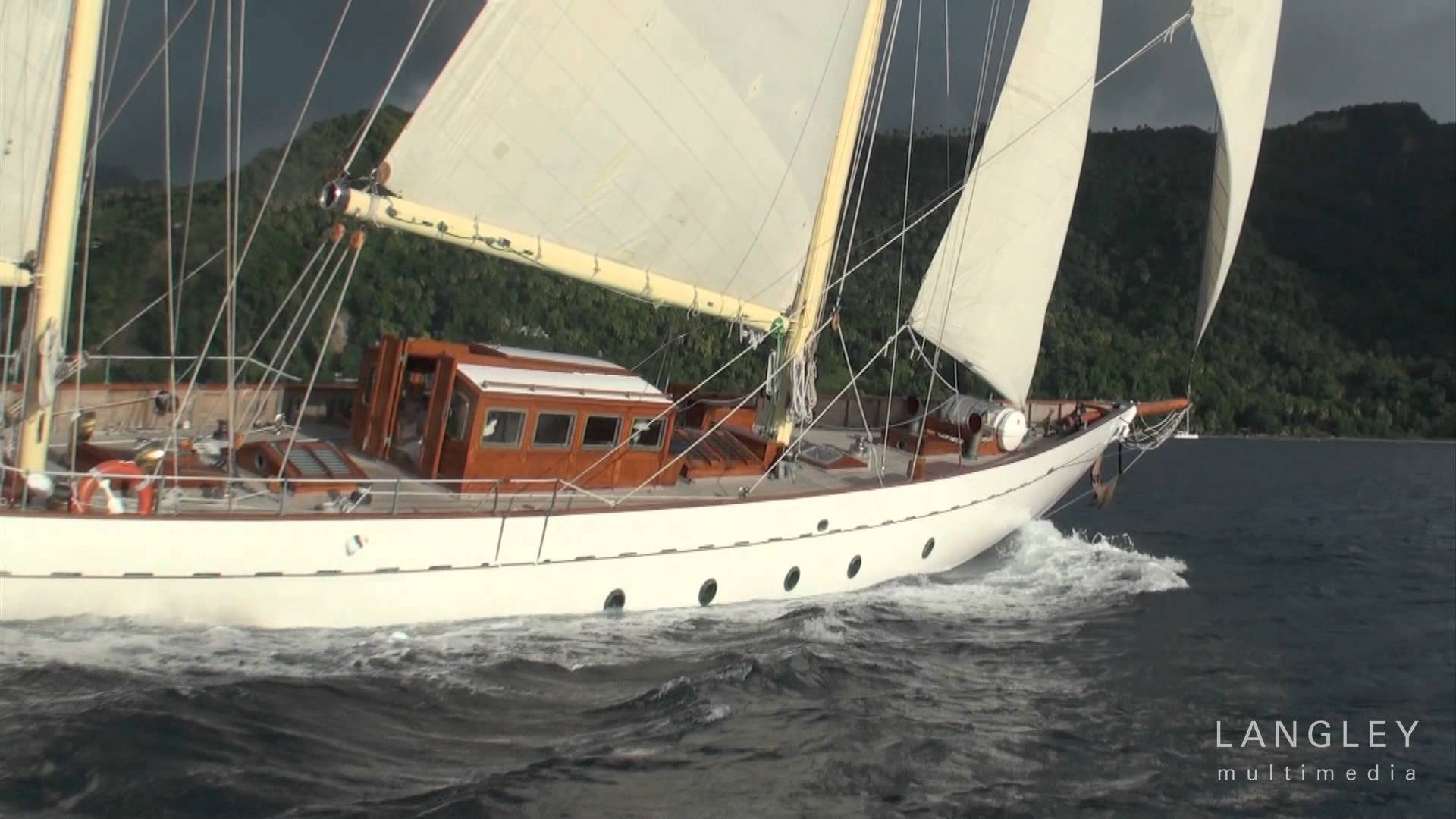 Classic sailing yacht SINCERITY.jpg